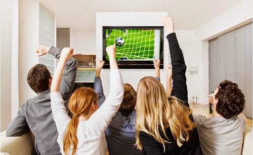 Aprenda dicas para assistir televisão sem cansar a vista e melhorar a saúde dos olhos. Você não precisa sofrer com o olho seco e irritado pelas telas.