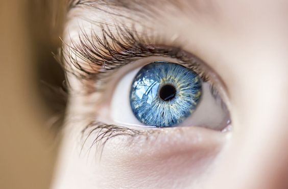 Causas da retinose pigmentar têm origem hereditária. A área diretamente afetada por essa doença é a retina, região conhecida como fundo do olho. De forma progressiva, ela começa a passar por um processo de degeneração.