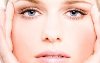 Exercícios para ptose - que é a denominação médica para caracterizar a flacidez das pálpebras superiores - podem ser incorporados à sua rotina de musculação para os olhos.