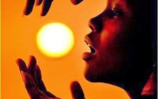 Sensibilidade ao sol: você deve conhecer ao menos uma pessoa com essa queixa! Os efeitos mais comuns desse problema são dores de cabeça e dificuldade para abrir os olhos na claridade! Leia mais.