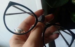 Óculos dependente. Hoje é difícil não encontrar alguém que use óculos de grau. Por isso, que quando inicio o curso, uma das primeiras perguntas que ouço de muitos dos meus alunos, é: mas, como vou fazer os exercícios e ficar sem meus óculos se não consigo nem caminhar direito sem eles?