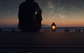 Exercitar a visão noturna -- nos tempos de hoje -- pode ser um grande desafio. Porém, os benefícios desse tipo de atividade valem muito a pena, pois só melhoram a qualidade da saúde visual