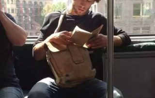 Leitura no ônibus pode fazer mal aos olhos? Muita gente acredita que esse hábito de alguma forma acaba prejudicando a saúde visual e até provocando descolamento de retina.