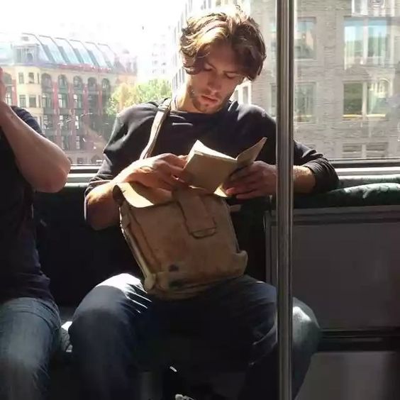Leitura no ônibus pode fazer mal aos olhos? Muita gente acredita que esse hábito de alguma forma acaba prejudicando a saúde visual e até provocando descolamento de retina.