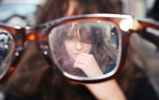 quem é míope tem diversas condições para melhorar a saúde dos olhos e diminuir o grau dos óculos. Isso apenas inserindo exercícios visuais em sua rotina.