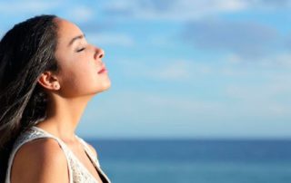 Como oxigenar melhor seus olhos e seu corpo por meio da respiração? Vou falar aqui sobre as melhores técnicas para respirar de forma correta e turbinar os benefícios dos exercícios visuais.