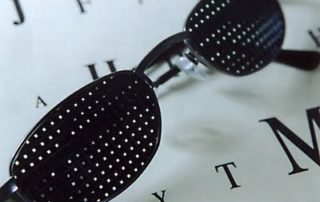 Uso do Óculos Furadinho para Tratar Degeneração Macular