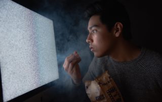 Assistir TV muito Perto: Entenda Porque isso Não Faz Mal à Visão
